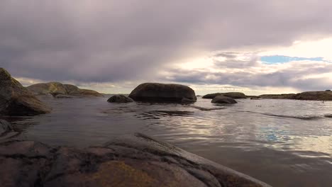 Ruhige,-Friedliche-Meereswellen,-Die-Im-Inselsommer-In-Schweden-Auf-Felsen-Treffen