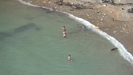 Vista-De-Cabeza-De-Algunas-Personas-Nadando-En-El-Agua-Fría-Del-Mar