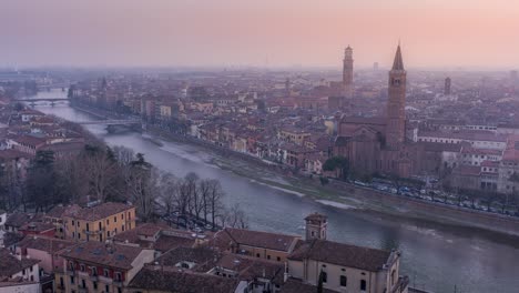 Tag-Zu-Nacht-Zeitraffer-Der-Panoramischen-Skyline-Von-Verona,-Italien