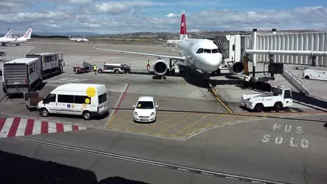 Timelapse-of-Swiss-A320-sitting-at-gate-in-Madrid,-Spain-Barajas-International-Airport