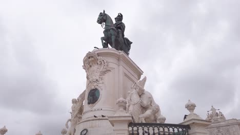 Acercándose-A-La-Vista-De-ángulo-Bajo-Del-Monumento-Al-Rey-Jose-I-En-La-Plaza-De-Comercio-De-Lisboa,-Portugal