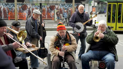 Eledery-Group-Busking---Straßenperformance-In-Melbourne-Cbd-Eine-Gruppe-Von-Straßenmusikanten