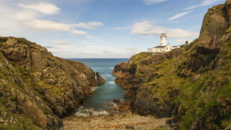 Zeitraffer-Des-Leuchtturms-Fanad-Head-Als-Touristenattraktion-Entlang-Des-Wild-Atlantic-Way-In-Der-Grafschaft-Donegal-In-Irland