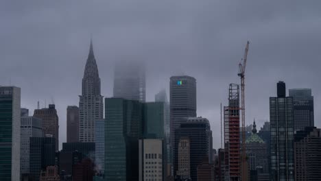 Zeitraffer-Von-Wolken-über-Den-Wolkenkratzern-Und-Neuen-Gebäuden-Im-Bau-An-Der-Ostseite-Von-Manhattan,-New-York-City,-Usa