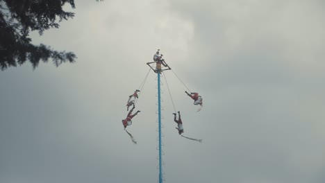 Zeitlupenaufnahmen-Eines-Aztekischen-Volador-Flugvogelspiels-In-Mexiko-Stadt