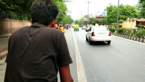 Blick-Auf-Delhi-Durch-Die-Augen-Einer-Fahrradrikscha-Oder-Einer-Autorikscha