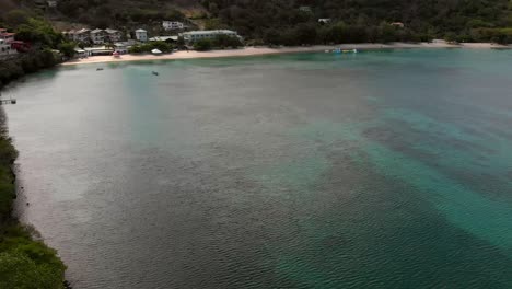Kristallklares-Wasser-Am-Strand-Von-Mourne-Rouge-Auf-Der-Gewürzinsel-Grenada