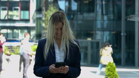 Happy,-smiling-business-woman-using-her-smartphone-on-work-break