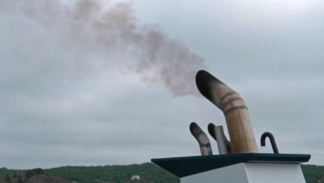 Dunkler-Rauch-Aus-Dem-Auspuffrohr-Eines-Bootes---4k-60fps