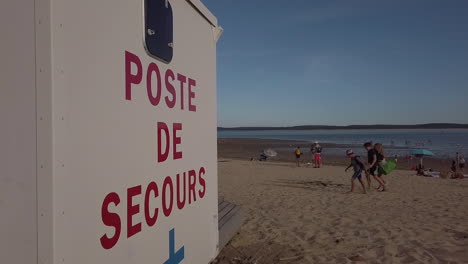 Wide-view-of-Gateau-beach-from-the-lifeguard-station,-vacationers-leaving-the-beach,-island-of-Oleron