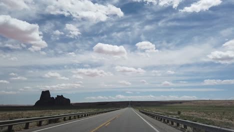 An-Einem-Sommertag-Einen-Abgelegenen-Highway-In-Arizona-Hinunterfahren