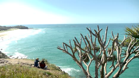 Touristen-Sitzen-Auf-Point-Lookout-North-Stradbroke-Island,-Queensland,-Australien