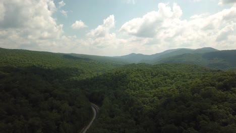 Summertime-Mountains-in-Kentucky-Drone-Shot