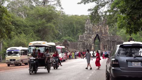 Breite-Aufnahme-Des-Verkehrs,-Die-Busse-Zeigt,-Die-Touristen-Zu-Den-Tempeln-Von-Angkor-Wat-Bringen