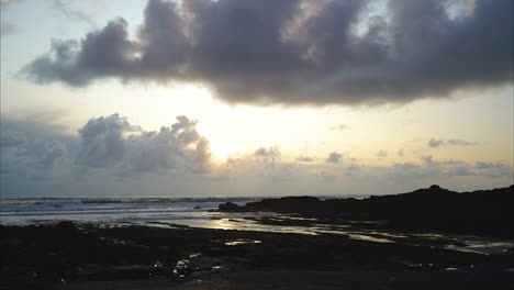 Zeitraffer-Des-Sonnenuntergangs-Hinter-Den-Wolken,-Summerleaze-Beach,-Cornwall,-Bude