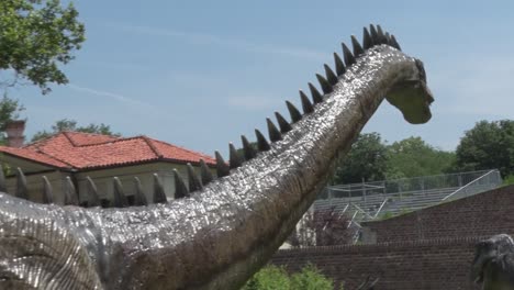 Realistischer-Diplodocus-Dinosaurier-Im-Dino-Park-Von-Kopf-Bis-Körper