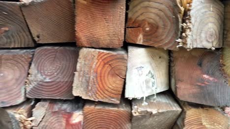 Vier-Mal-Vier-Baumaterialien-Gestapelt-Und-Gebändert,-Holzmaserung