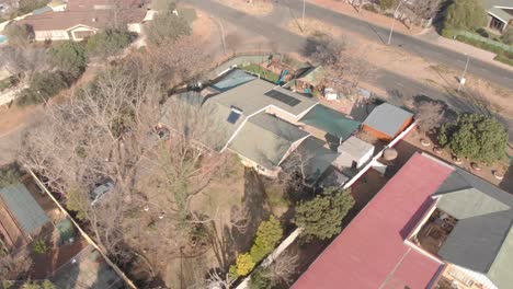 Rotierende-Luftaufnahme-Eines-Hauses-In-Südafrika-Im-Winter