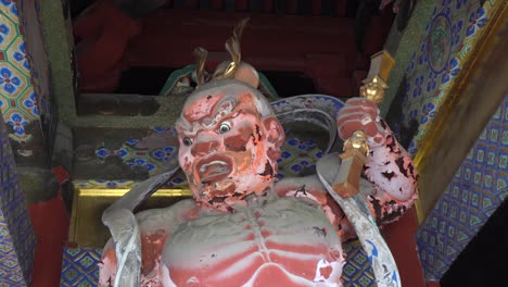 Estatua-De-Un-Viejo-Dios-De-Madera-Con-Mirada-Malvada-En-El-Templo-Del-Santuario-Toshogu-En-Nikko,-Japón