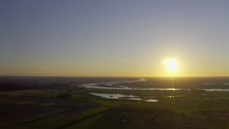 Antenne-Eines-Sonnenuntergangs-über-Sumpfigem-Land-In-Den-Niederlanden