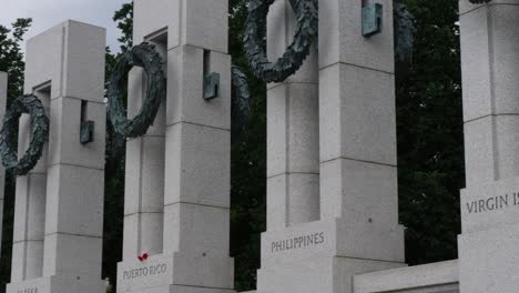 Pilares-Con-Nombres-De-Estado-En-El-Memorial-De-La-Segunda-Guerra-Mundial-En-El-Centro-Comercial-Nacional-En-Washington-D