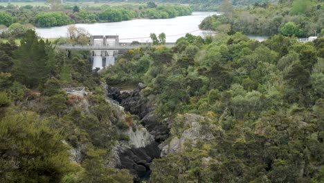 Represa-De-Aratiatia-En-Nueva-Zelanda-Liberando-Agua,-Creando-Una-Serie-De-Cascadas