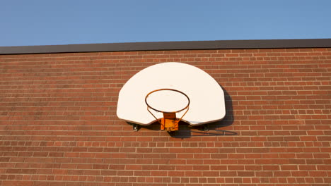 Basketballkorb-Auf-Einer-Roten-Backsteinmauer