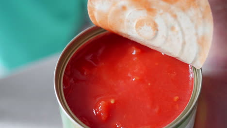 Öffnen-Einer-Dose-Gehackter-Italienischer-Tomaten