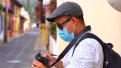 Lateinischer-Fotograf-Mit-Gesichtsmaske,-Der-Bilder-überprüft