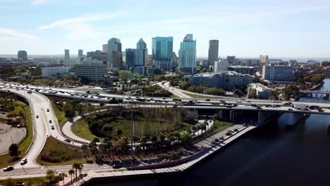 Aerial-Tampa-Florida-Mit-Fluss-Und-Verkehr-Im-Vordergrund