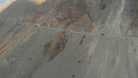 Coches-Circulando-Por-La-Sinuosa-Carretera-De-Montaña-En-El-Paso-De-Shandur-En-Pakistán