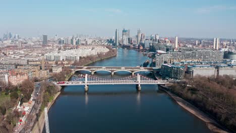 Kreisende-Drohne-Schoss-über-Die-Londoner-Themse-Am-Battersea-Power-Station-Chelsea-Bridge