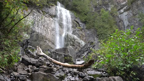 Blick-Auf-Den-Wasserfall-Chute-à-Philomène,-Der-Im-Sommer-über-Felsen-In-Der-Nähe-Von-Saint-alexandre-des-lacs-In-Quebec,-Kanada,-Fließt