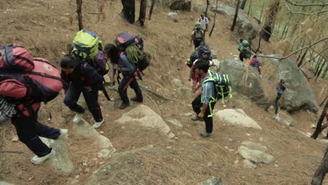 Himalaya-Bergsteiger-Eines-Bergsteiger-Ausbildungsinstituts-Auf-Dem-Weg-Zum-Trail