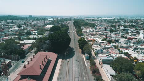 Vista-Hacia-Atrás-De-Los-Rieles-Del-Tren-Cerca-De-La-Estación-De-Querétaro-En-México