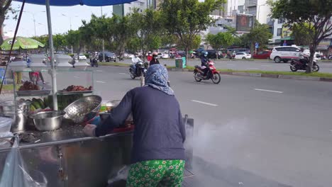 Vietnamesischer-Straßenverkäufer,-Der-Essen-Für-Menschen-Auf-Dem-Weg-Zur-Arbeit-Zubereitet