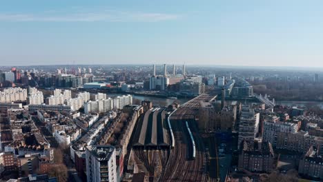 Kreisende-Drohne-Schoss-über-Londoner-Eisenbahngleise-Battersea-Power-Station-Grosvenor-Bridge