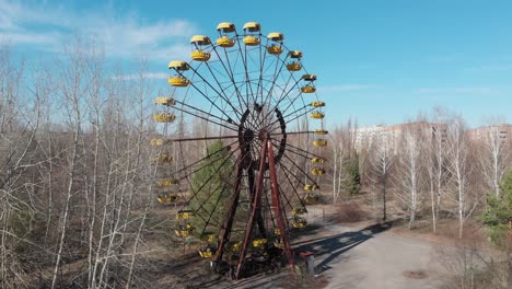 Tschernobyl-Schießt-Vom-Boden-Und-Von-Oben,-Sternwurmholz,-Dorf-Kopachi-Und-überprüfen-Sie-Seinen-Kindergarten,-Neuer-Sarkophag-Von-Reaktor-Nr.-4,-Roter-Wald-Und-Pripyat-Straßenschild,-Schwimmbad,-Duga-3