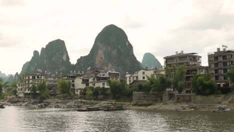 Houses-near-Li-river-with-mountains-Guilin-China