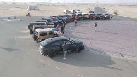 Auto-Blogger-Auf-Offroad-Veranstaltungstreffen-In-Der-Wüste-Von-Dubai,-Luftbogenaufnahme