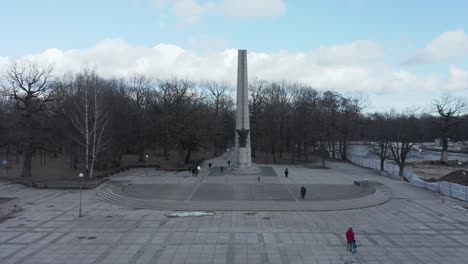Luftbild:-Flug-Zum-Darius--Und-Girenas-Denkmal-In-Der-Nähe-Des-Azuolynas-Parks-In-Kaunas