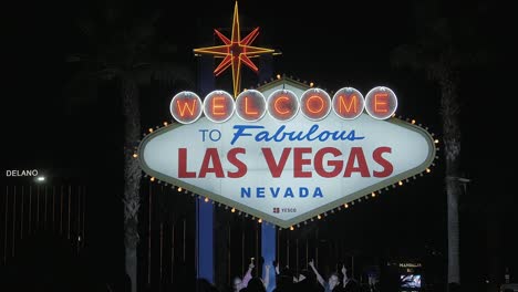 Bienvenido-Al-Fabuloso-Cartel-De-Las-Vegas-Durante-La-Noche-Con-El-Nombre-Del-Hotel-Delano-En-El-Fondo
