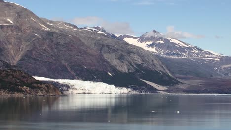 Snow-capped-mountain-and-Margerie-Glacier-view-from-Tarr-Inlet-in-a-sunny-day