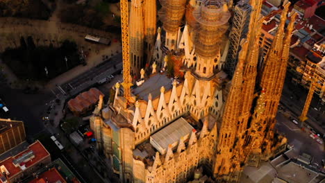 Stadtbild-Der-Sagrada-Familia-Und-Der-Stadt-Bei-Sonnenaufgang,-Spanien