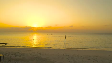 Silhouette-Einer-Frau,-Die-Bei-Sonnenuntergang-Mit-Palmen-Am-Strand-Spazieren-Geht,-Malediven