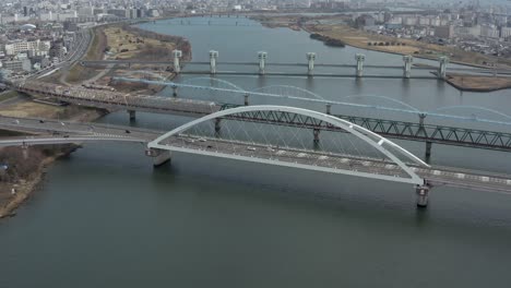 Puente-Del-Río-Yodo-Y-Osaka-Japón,-Toma-Aérea-Con-Espacio-De-Copia