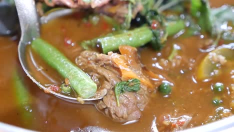 Nahaufnahmen-Von-Scharfem-Und-Würzigem-Rindfleisch-Curry-Suppe-Mit-Langen-Quarkbohnen-Und-Heiligen-Basilikumblättern,-Eines-Der-Köstlichen-Hausgemachten-Gerichte-In-Thailand