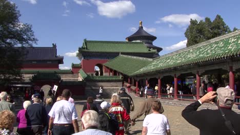 Touristen-Besuchen-Den-Himmelstempel,-Peking,-China