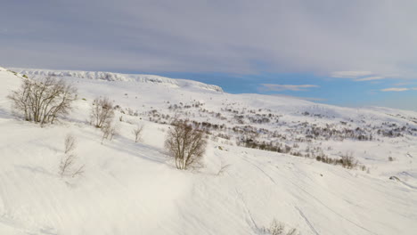 Luftaufnahme-Des-Schneebedeckten-Berghügels-Im-Winter-In-Haugastol,-Norwegen