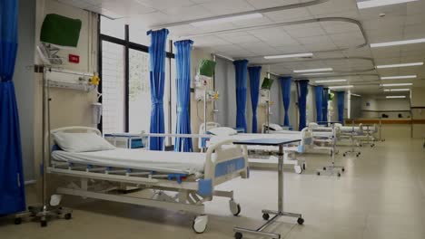 Vorbei-An-Einer-Reihe-Leerer-Betten-In-Der-Krankenstation
